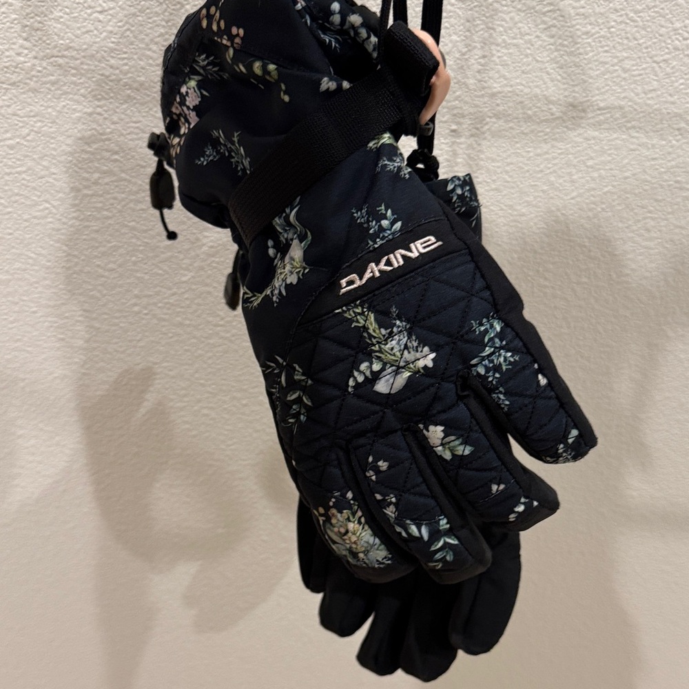 Dakine Women’s Navy/Black/ Floral ski/snowboard  Gloves